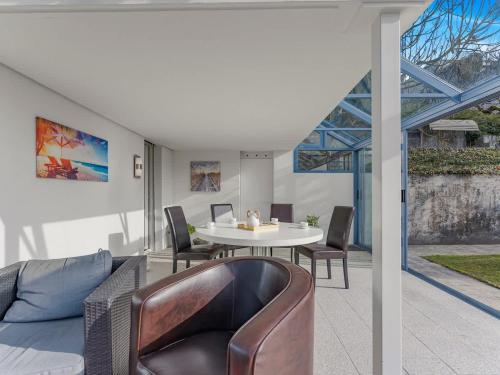 Modern Living Villa mit Panorama-Wintergarten & TV in Erlinsbach