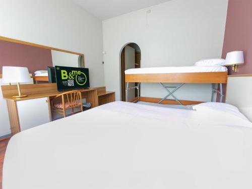 1 queen bed, 1 bunk bed