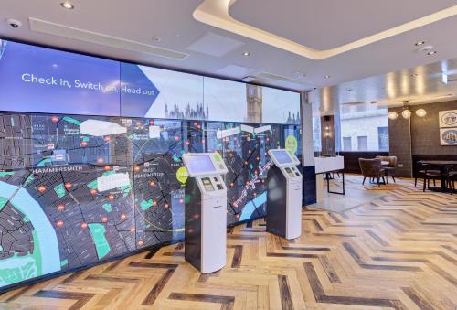 Lobby, hub Earls Court - West Brompton in West Kensington