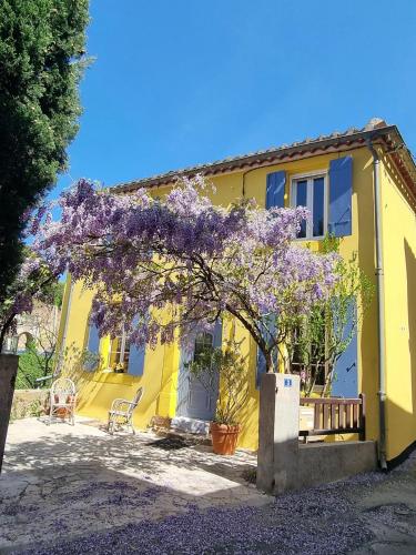 La Maison Bleue, nid chaleureux en bord de rivière – khách sạn tại Sougraigne