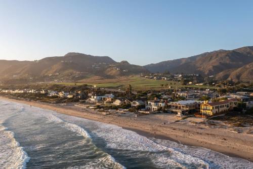 Malibu Dunes by Fieldtrip Expansive Hamptons-Style Estate w Private Beach Backyard in Malibu, USA