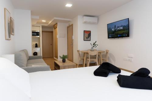 Cuatro Caminos Studio by Charming