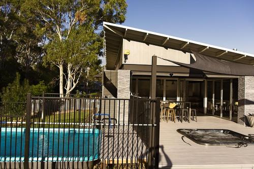 Swimmingpool, Jasmine Escape | Architect-Designed Bush Retreat — Heated Pool, Sunken Spa & Fire Pit in Bellbird