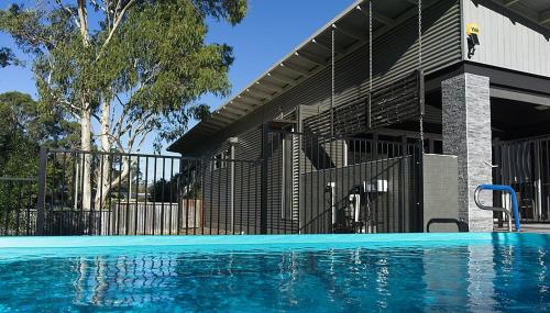 Swimmingpool, Jasmine Escape | Architect-Designed Bush Retreat — Heated Pool, Sunken Spa & Fire Pit in Bellbird