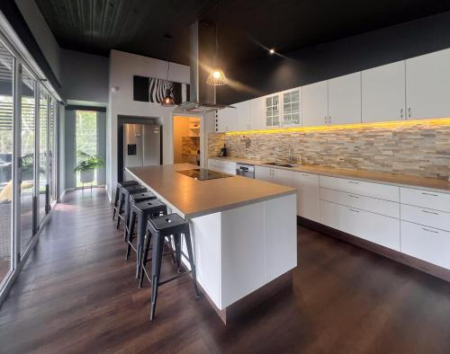 Jasmine Escape | Architect-Designed Bush Retreat — Heated Pool, Sunken Spa & Fire Pit in Bellbird
