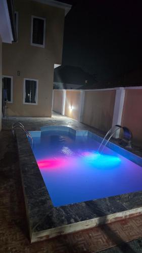2bedroom Ensuite Apartment with Pool ,Wifi & 24 hour Power – khách sạn tại Akure