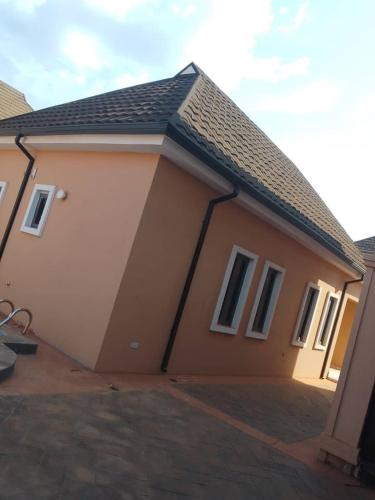 2bedroom Ensuite Apartment with Pool ,Wifi & 24 hour Power in อะคูร์