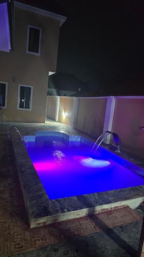 2bedroom Ensuite Apartment with Pool ,Wifi & 24 hour Power in อะคูร์