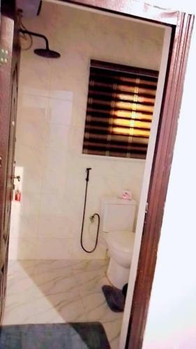 2bedroom Ensuite Apartment with Pool ,Wifi & 24 hour Power in อะคูร์