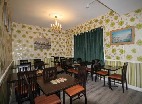 Hyde Park Court Hotel - image 7