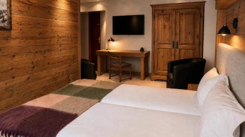 1 queen bed, 3 twin beds