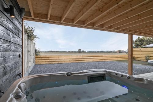 Hot tub, Luxe vakantiehuis met hottub in Stavenisse in Stavenisse