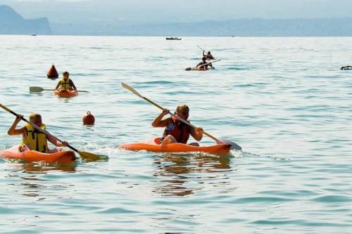 Feriendorf Cisano San Vito Dreizimmer-Bungalow Zaffiro für 4 Personen - image 3