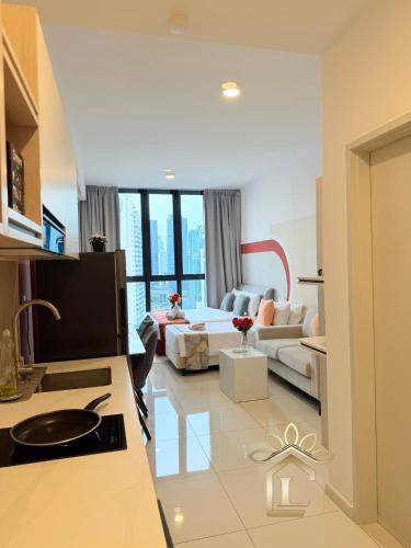 Majestic Premium Residence by Luxe Home - image 4