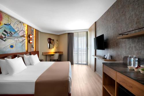 Best Western Plus Khan Hotel Room Type - 1 King Bed, Non-Smoking, Deluxe Room, View, Wi-Fi, Air-Conditioned, Convertible Into Two Twin Beds, 