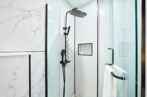 Modern 1BR Retreat in JVT at LA Residences - image 12