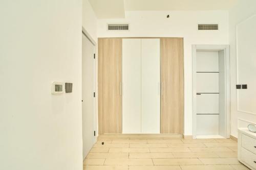 Modern 1BR Retreat in JVT at LA Residences - image 5