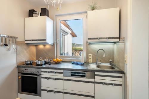 Kitchen, Ferienhaus am See mit Boot in Mustin