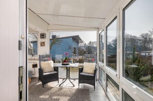 Exterior view, Ferienhaus am See mit Boot in Mustin
