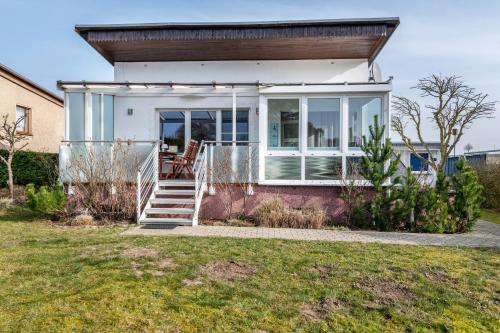 Exterior view, Ferienhaus am See mit Boot in Mustin