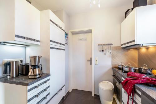 Kitchen, Ferienhaus am See mit Boot in Mustin