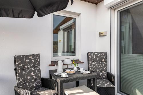 Exterior view, Ferienhaus am See mit Boot in Mustin