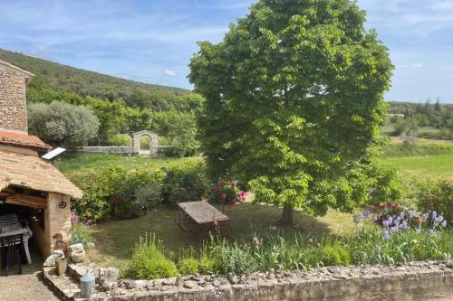 Le Clos Lau-Tave Charming 110 m Provençal home with private garden (Le Clos Lau-Tave Charming 110 m Provencal home with private garden) in Simiane-la-Rotonde