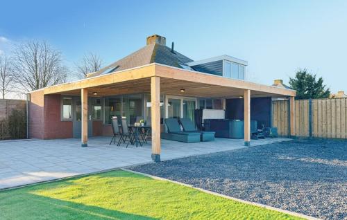 Vakantiehuis Stavenisse met hottub en omheinde tuin in Tholen