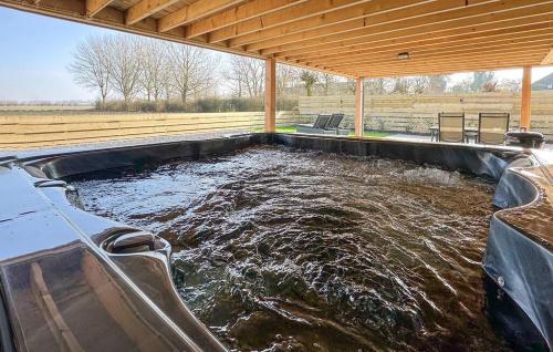 Vakantiehuis Stavenisse met hottub en omheinde tuin in Tholen