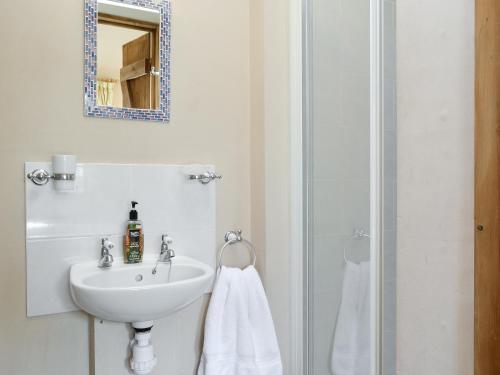 Shower, Stocks Tree Cottage in Preston Wynne