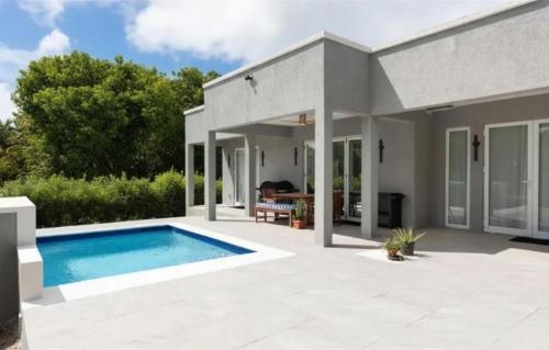 Apes Hill, St Silas 3-Bdrm, 3 and a half bath West Coast Villa with Pool – khách sạn tại Deanes