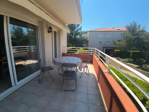 Apartment with pool, parking, close to the beach
