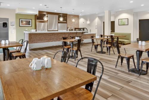 Holiday Inn and Suites Addison an IHG Hotel - image 35