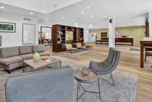 Lobby, Holiday Inn and Suites Dallas-Addison By IHG in Galleria
