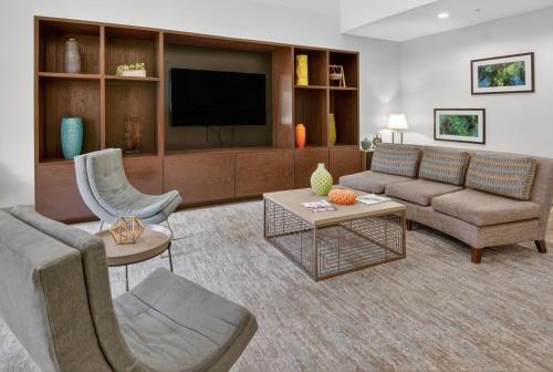 Holiday Inn and Suites Addison an IHG Hotel - image 34