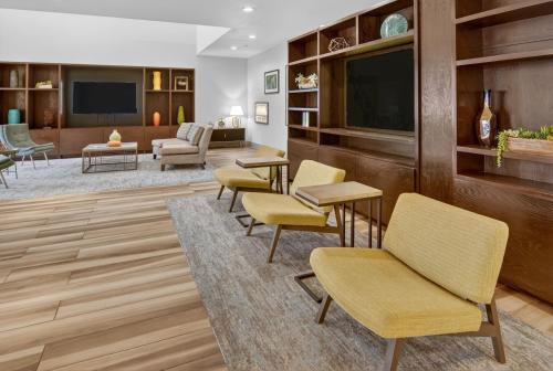 Lobby, Holiday Inn and Suites Dallas-Addison By IHG in Galleria