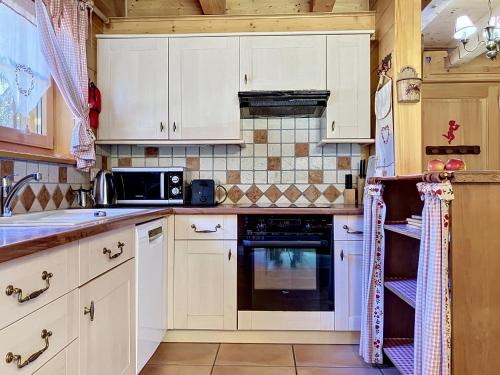 Kitchen, Chalet La Suisse Normande by Interhome in Les Diablerets
