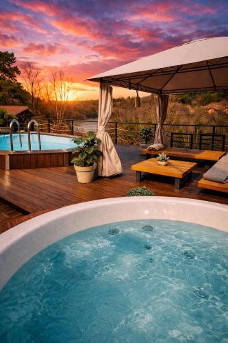 La Casa Kiara - Heated Pool, Jacuzzi & Forest View