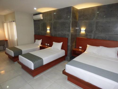 1 double bed, 2 twin beds