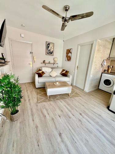 Studio rénové en bord de mer et calme