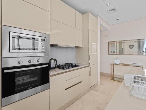 Upscale Palm Living - Accor Hotel Access - image 3
