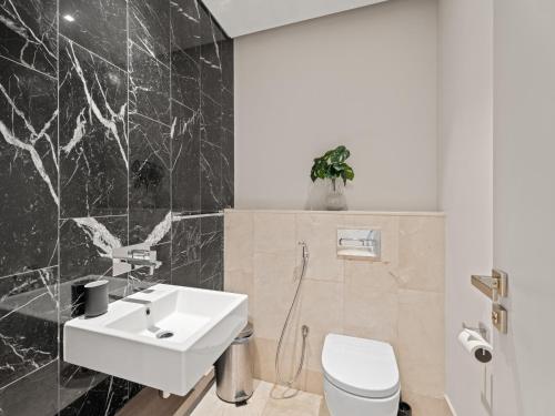 Upscale Palm Living - Accor Hotel Access - image 4