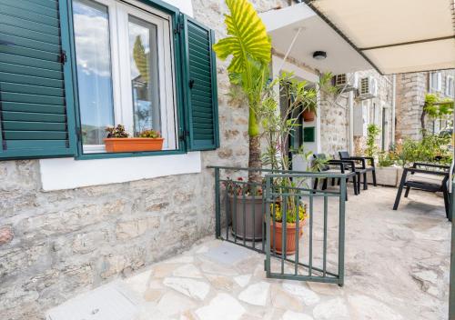 Seafront Stone House Maxim