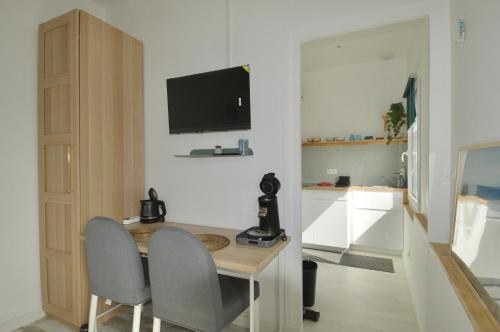 virtuve, Le nid calme, studio cosy en bord de mer in Langrune-Sur-Mer