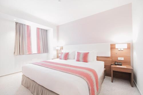 Ramada Plaza by Wyndham Craiova - image 5