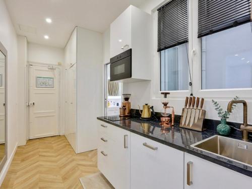 UrbanFlat 92 - Fresh 2 Bedroom Apartment in the center of Paris - image 2