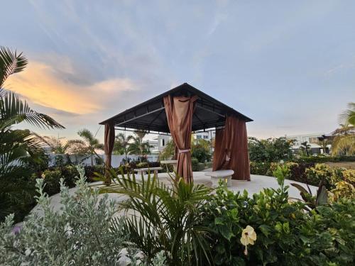 1BR Luxury beachfront Condo in Gated Estate -PBC in Plantation Village
