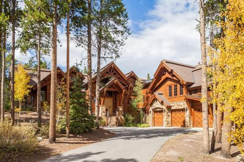 Hatari Lodge, Huge Custom Home Walk to Gondola, Great Amenities! – khách sạn tại Núi Baldy
