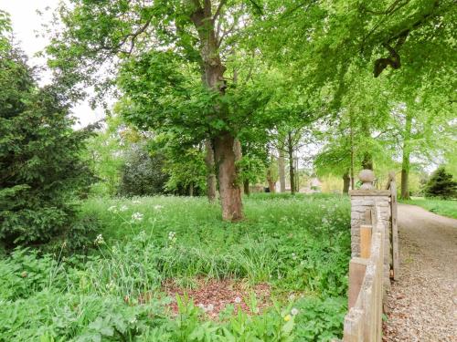 The Gardener's Cottage Low Hall - image 4
