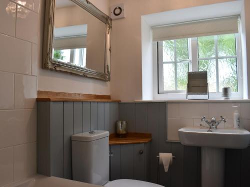 Bathroom, Rose Cottage 1 in Sneaton